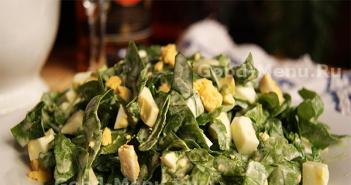 Deilige oppskrifter på grønnsakssalater med fersk spinat Salat med fersk spinat og egg
